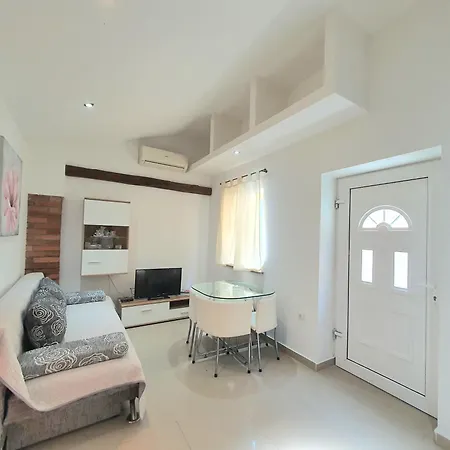 Ascic Apartment *